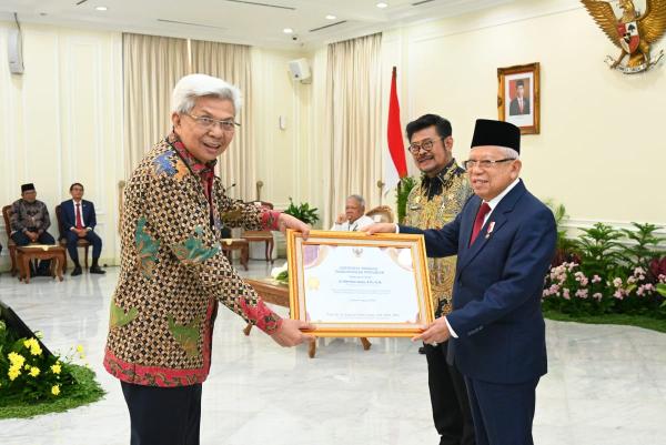 Presiden Jokowi, Anugerahi Herman Deru Penghargaan Adhikarya Naraya Pembangunan Pertanian